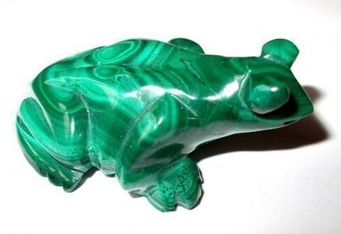 zöld malachit béka szerencsés amulett formájában