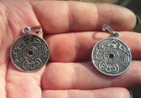 Két királyi amulett vizsgálata a hamisítás kérdésében